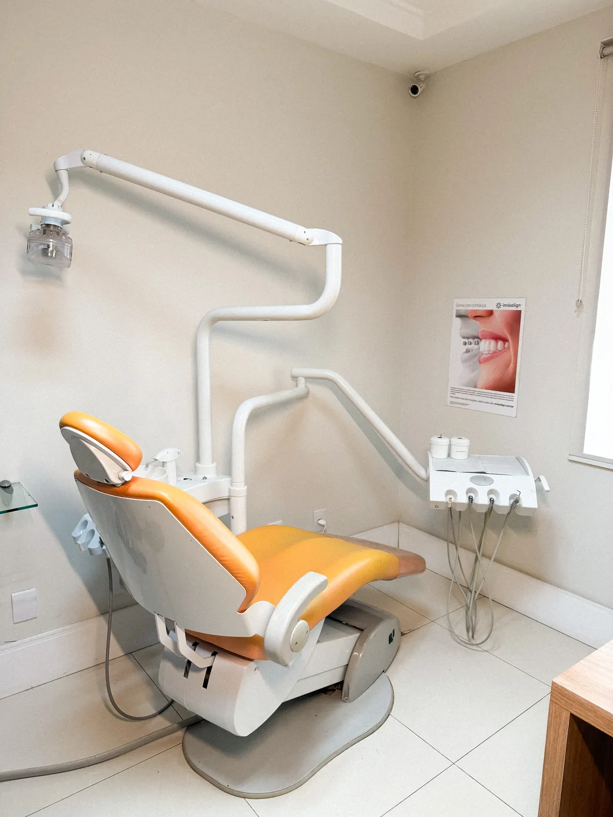 Cadeira odontológica laranja no consultório da OrthoVip